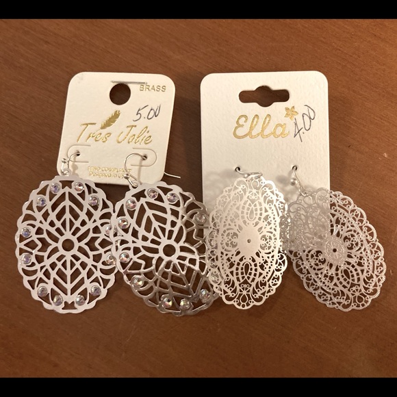Jewelry - NWT Silver dangle earrings